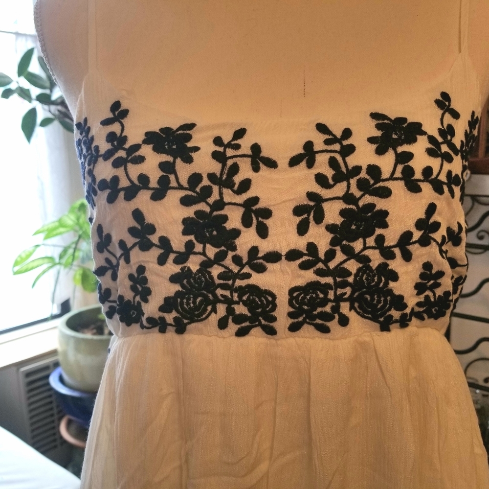 🥀SALE!(1 LEFT! M)cutest white dress w/blue floral - Picture 10 of 10